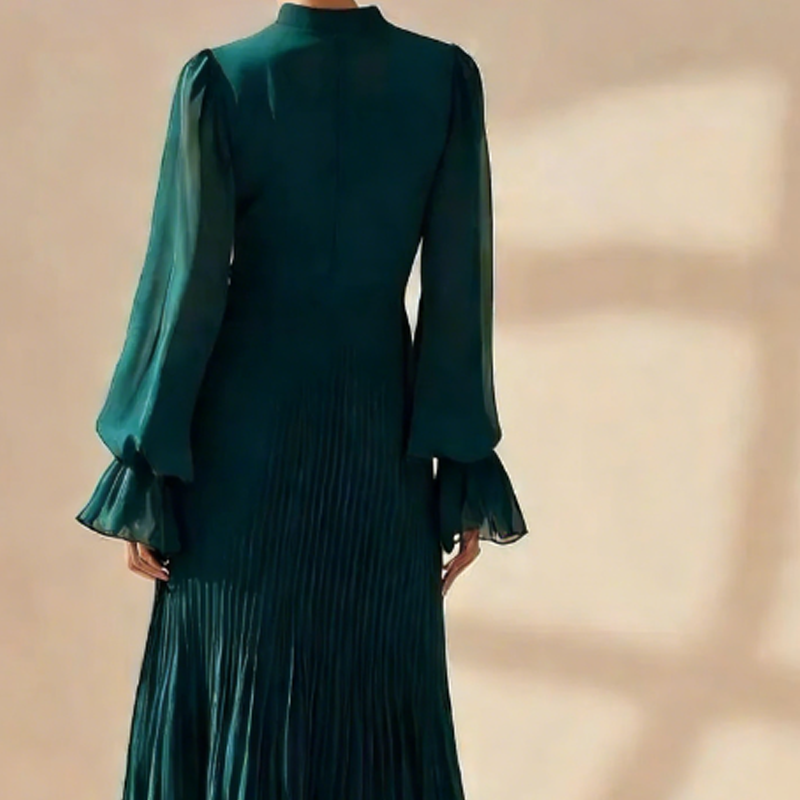 Daryna – Plisowana Sukienka Midi z Dekoltem w Kształcie Klucza