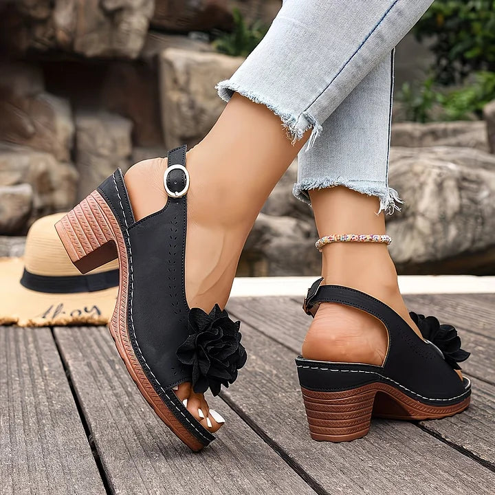 Gayanthi – Stylowe Sandały na Grubym Obcasie z Motywem Kwiatowym