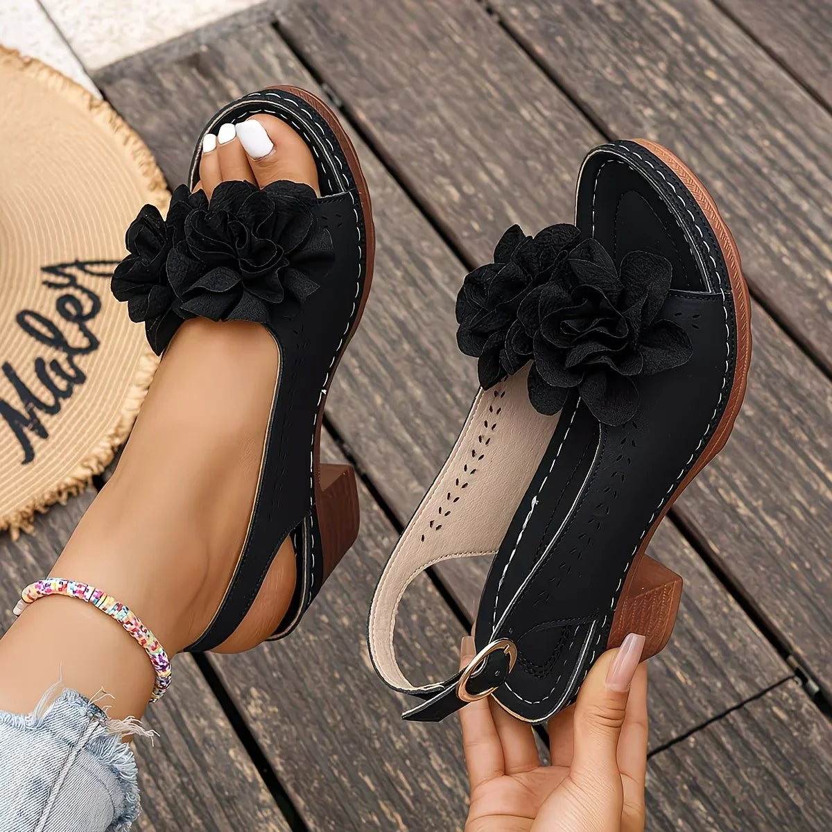 Gayanthi – Stylowe Sandały na Grubym Obcasie z Motywem Kwiatowym