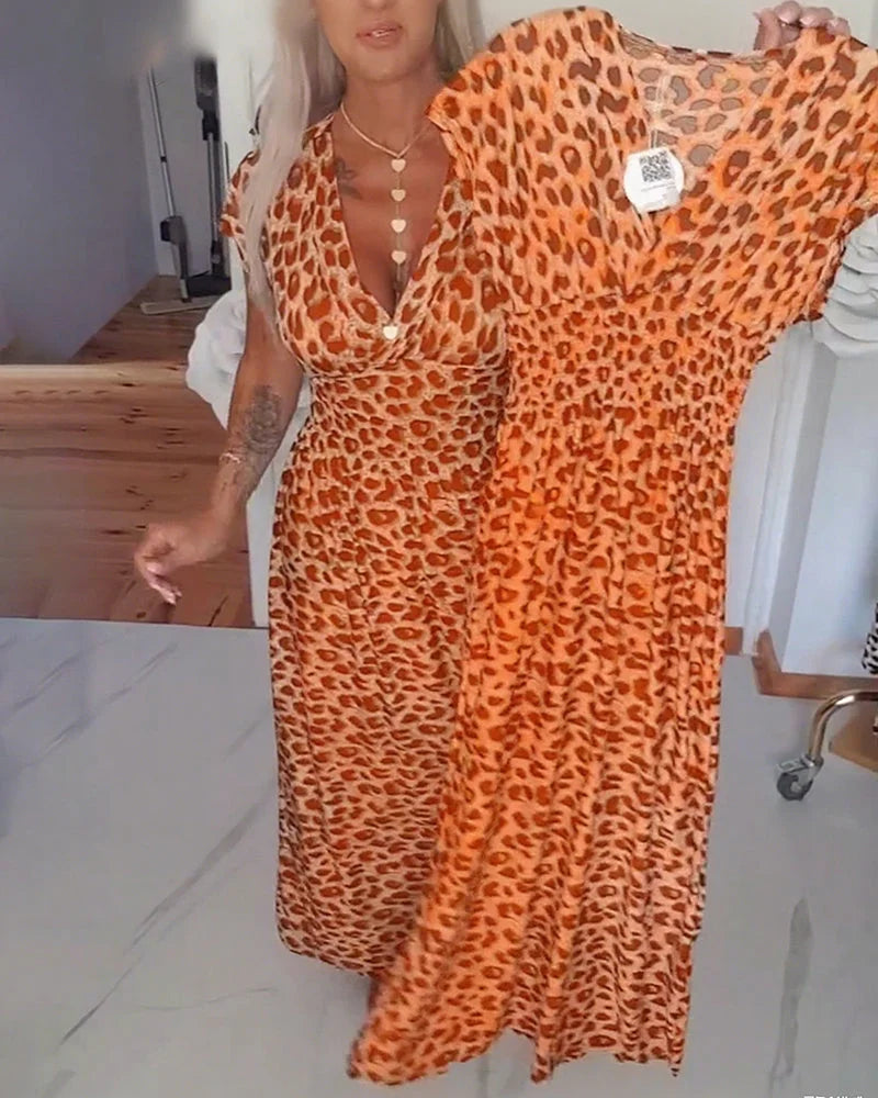 Erendira – Elegancka Sukienka z Dekoltem w Szpic i Nadrukiem w Panterkę