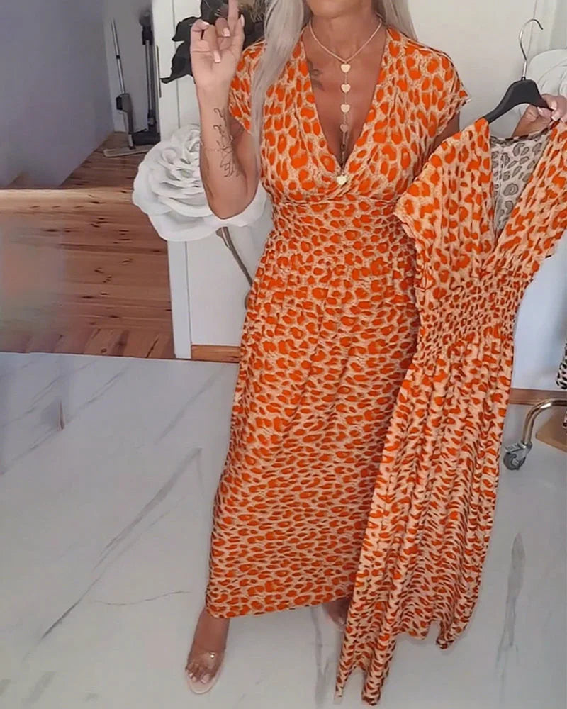 Erendira – Elegancka Sukienka z Dekoltem w Szpic i Nadrukiem w Panterkę