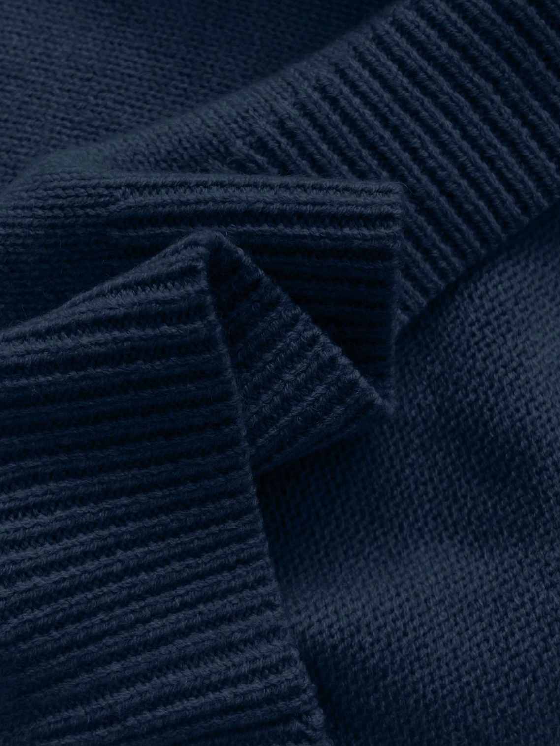 Jadvyga – Dzianinowa Bluzka z Koronkowym Kołnierzem