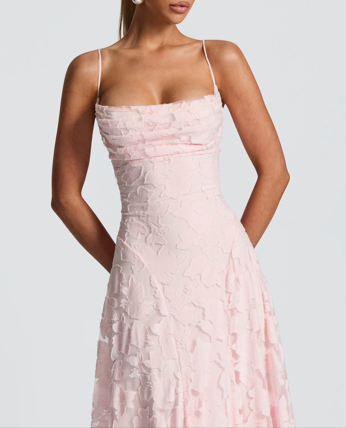 Alonah - Elegancka Sukienka Maxi z Płynnym Krojem